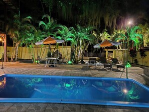 Piscina all'aperto, ombrelloni da piscina, lettini