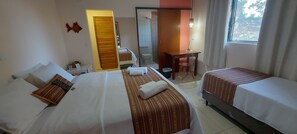 Habitación superior | Ropa de cama de alta calidad, colchones con acolchado adicional, minibar