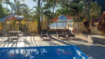 AuĂenpool, geöffnet von 08:00 Uhr bis 20:00 Uhr, Sonnenschirme