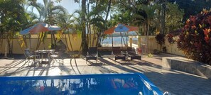 Una piscina al aire libre (de 08:00 a 20:00), sombrillas, tumbonas