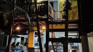 Ein mehrstufiges Außenbereich mit Sitzgelegenheiten und einer Treppe.