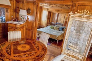 Dining - Experience Authentic Venice Luxurious Apartment in Historic Noble Floor (Venezia)