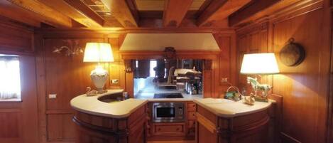 Een koelkast, een microgolfoven, een kookplaat