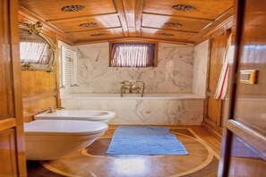 Hair dryer, towels, soap, shampoo - Experience Authentic Venice Luxurious Apartment in Historic Noble Floor (Venezia)