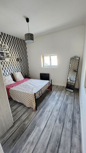 2 bedrooms, iron/ironing board, WiFi, bed sheets