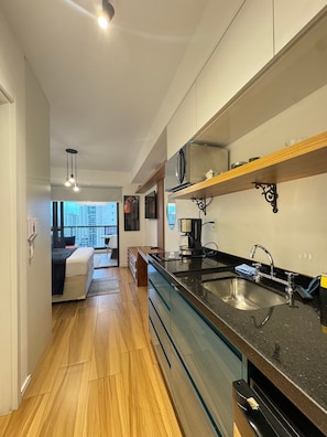 Basic-Apartment | Eigene Küche | Kühlschrank, Mikrowelle, Herdplatte, Kochgeschirr/Geschirr/Besteck