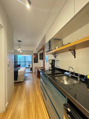 Basic Apartment | Private kitchen | Fridge, microwave, stovetop, cookware/dishes/utensils