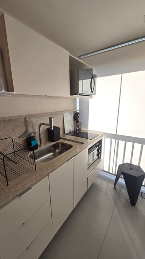 Family Studio | Private kitchen | Fridge, microwave, stovetop, cookware/dishes/utensils