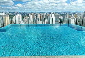 A rooftop infinity pool with a cityscape view. - Charmosos Studios no coração de Sampa (São Paulo)