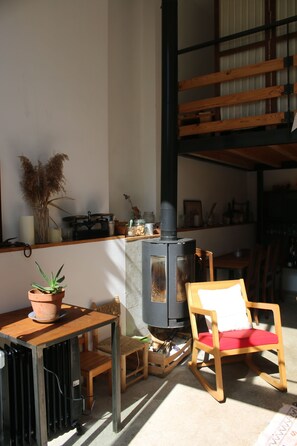 Outdoor dining - Loft Atypique Avec Mezzanine Proche Métro (Oullins-Pierre-Bénite)