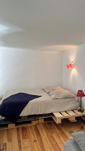 1 bedroom, bed sheets - Loft Atypique Avec Mezzanine Proche Métro (Oullins-Pierre-Bénite)