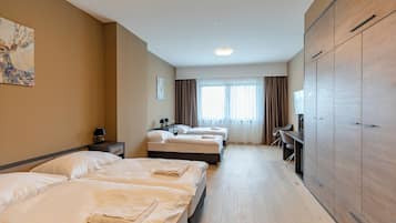 Quadruple Room | Soundproofing, free WiFi, bed sheets