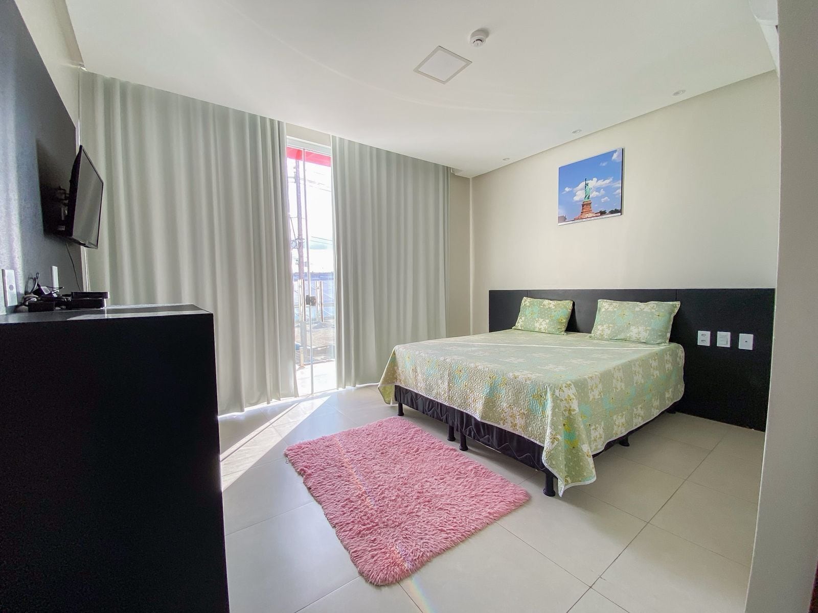 Espacio para trabajar con laptop y wifi gratis 