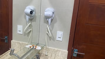 Ducha, artículos de higiene personal gratuitos, toallas y jabón