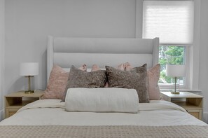 6 bedrooms, desk, iron/ironing board, WiFi