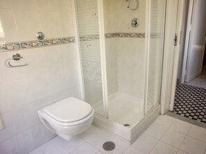 Een haardroger, een bidet, handdoeken, zeep