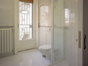 Een haardroger, een bidet, handdoeken, zeep