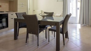 A modern kitchen with a dining area. - Apartment Enea Centralissimo Rinnovato, Vicinissimo Alla Stazione e Attrazioni (Pompei)