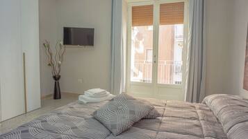 3 habitaciones, tabla de planchar con plancha y cuna de viaje