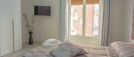 3 bedrooms, iron/ironing board, travel crib, free WiFi