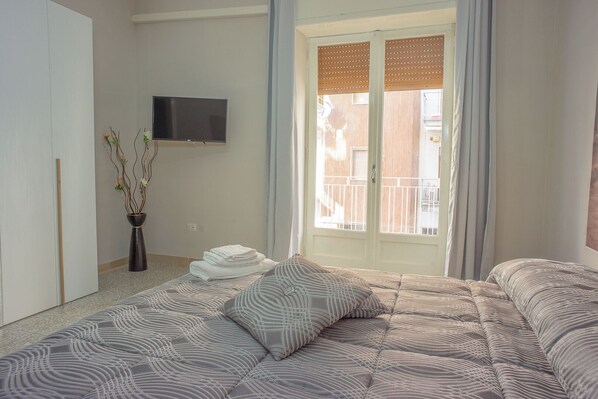 3 habitaciones, tabla de planchar con plancha y cuna de viaje 