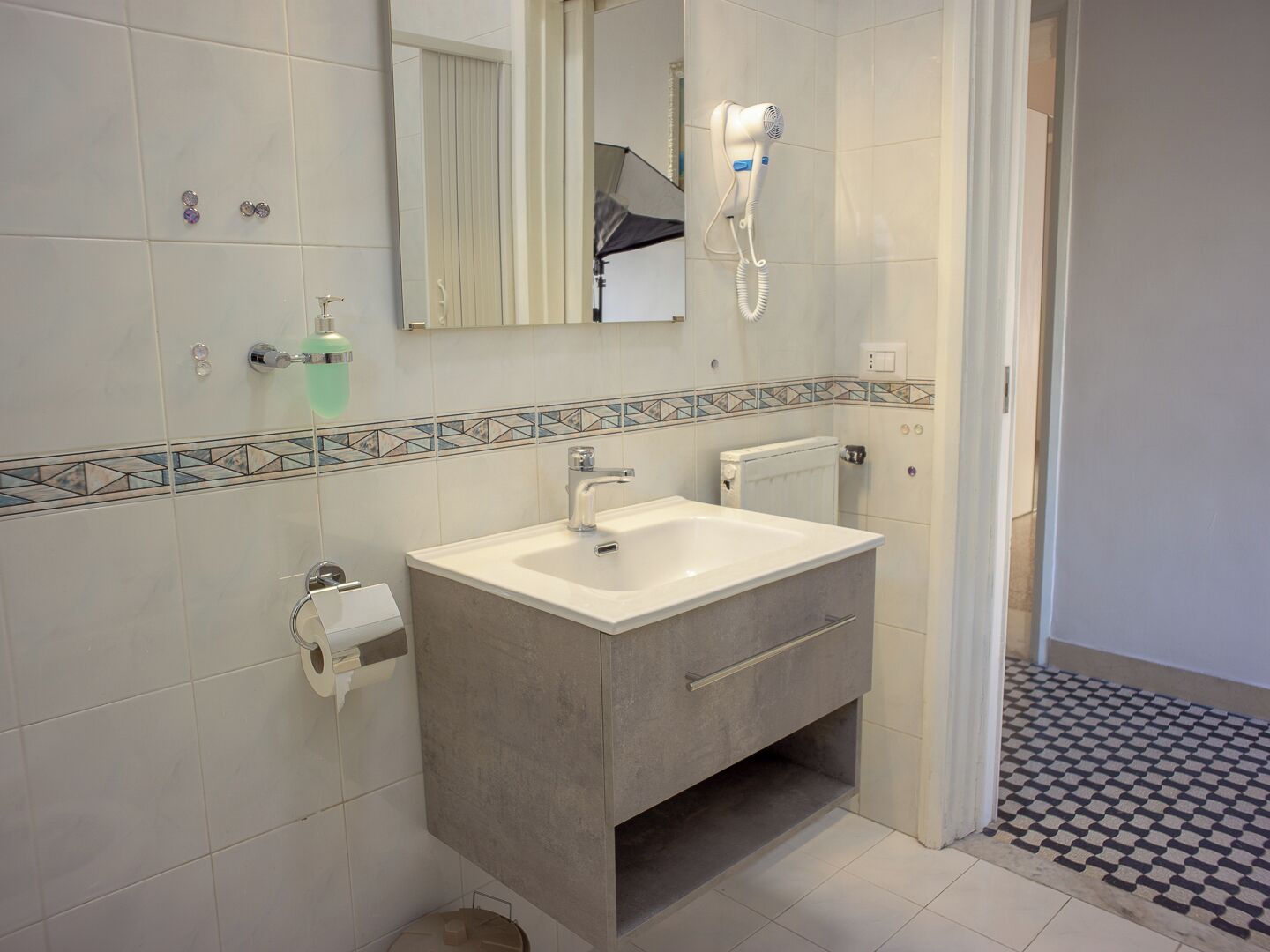 Asciugacapelli, bidet, asciugamani, sapone