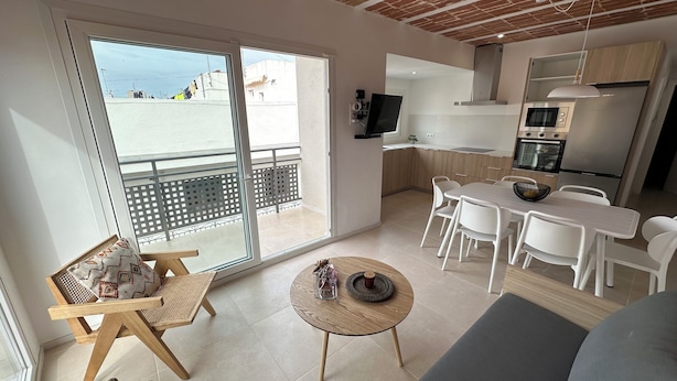 A modern apartment with a balcony, a dining area, and a kitchen. - Agi Arago 271 Apartamento for rent in Roses Girona. (Roses)