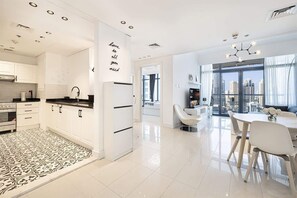 Dining - Chic 1BR with Stunning Lake Views (Jumeirah Lake Towers)