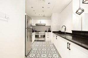 雪櫃、微波爐、焗爐、爐具