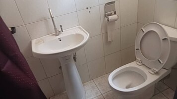 Pantuflas, toallas, jabón, shampoo