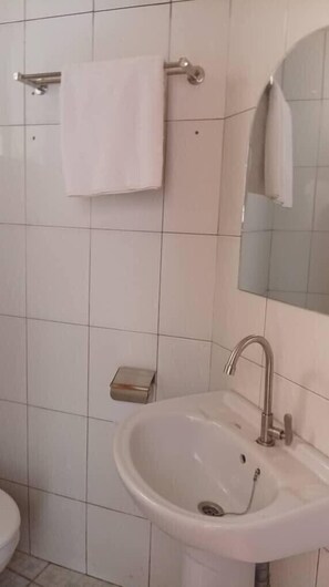 Basic Double Room Single Use, Balcony, Garden View | Bathroom | Slippers, towels, soap, shampoo - Paradise Hotel Kirinya (Seeta)