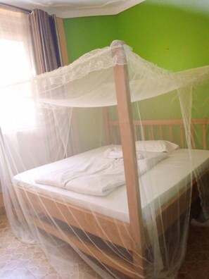 Habitación básica doble de uso individual, balcón, vista al jardín | Caja de seguridad en la habitación, escritorio y cortinas blackout 