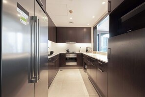 Køleskab, mikrobølgeovn, ovn, kogeplade