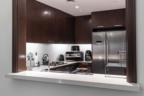 Køleskab, mikrobølgeovn, ovn, kogeplade