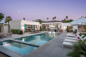 Una piscina al aire libre, una piscina climatizada