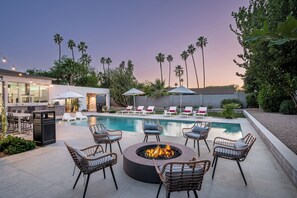 Una piscina al aire libre, una piscina climatizada