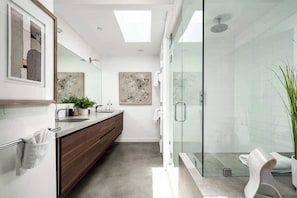 Dusche, Haartrockner, Shampoo