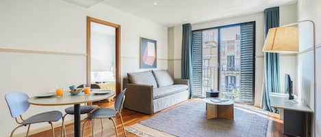Superior appartement, 2 slaapkamers, uitzicht op stad | Woonruimte | Een 40-inch flatscreentelevisie met kabelzenders