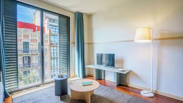 Apartament superior, 2 dormitoris, vistes a la ciutat | Sala d'estar | Televisor de pantalla plana de 40 polzades amb canals per cable