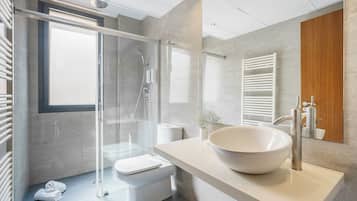 Apartamento Confort, vistas a la ciudad | Baño | Secador de pelo, toallas, jabón y champú