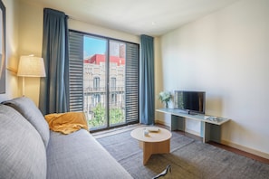 Comfort Apartment, City View | Living area | 40-inch flat-screen TV with cable channels - Aspasios Diagonal Art (Barcelona)