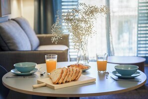 Comfort Apartment, City View | Dining room - Aspasios Diagonal Art (Barcelona)