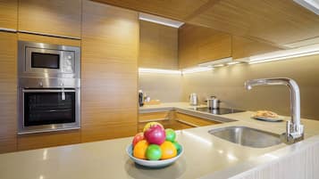 Apartamento superior, 2 quartos, vista para a cidade | Cozinha privada | Geladeira grande, micro-ondas, fogão, cooktop