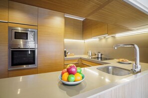 Superior Apartment, 2 Bedrooms, City View | Private kitchen