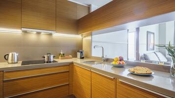 Apartament superior, 2 dormitoris, vistes a la ciutat | Cuina privada | Frigorífic gran, microones, forn i placa de cuina