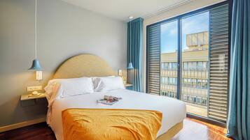 Apartament superior, 2 dormitoris, vistes a la ciutat | 1 dormitori, caixa forta a l'habitació i planxa i posts de planxar