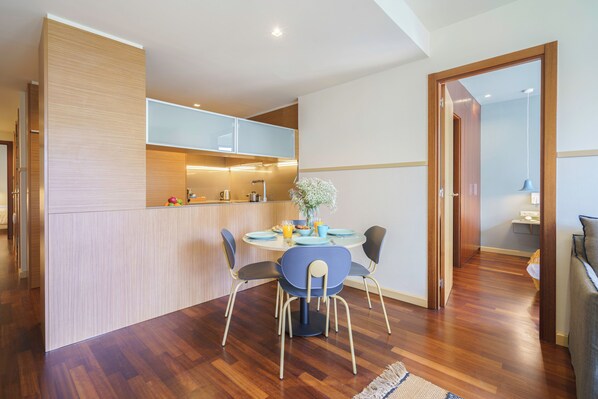 Superior-Apartment, 2 Schlafzimmer, Stadtblick | Esszimmer