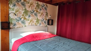 2 bedrooms, iron/ironing board, travel cot, WiFi