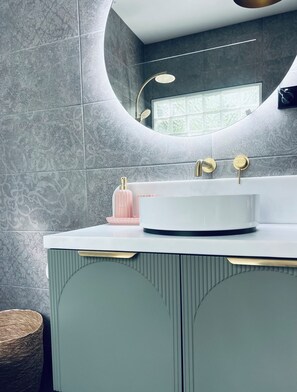Regadera, toallas, jabón, papel de baño