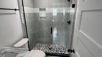 Chuveiro, secador de cabelo, toalhas de banho, sabonete